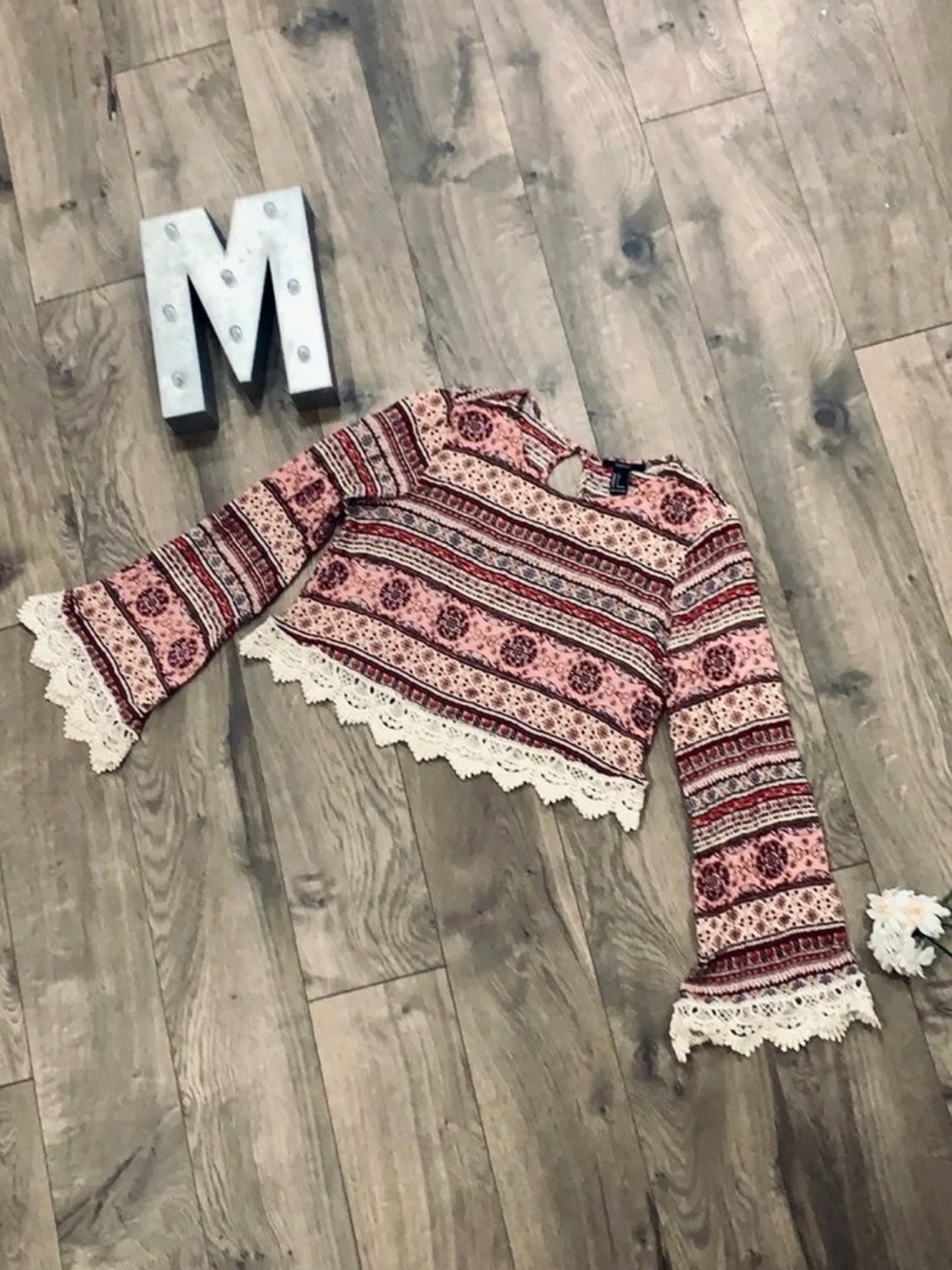 🎀4/$15🎀 Forever21 Bell Cut Sleeve Crop Top